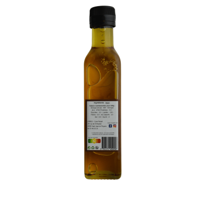 Bouteille d'huile de noix de Cave Noisel en verre sur sa face verso avec son étiquette d'ingrédients